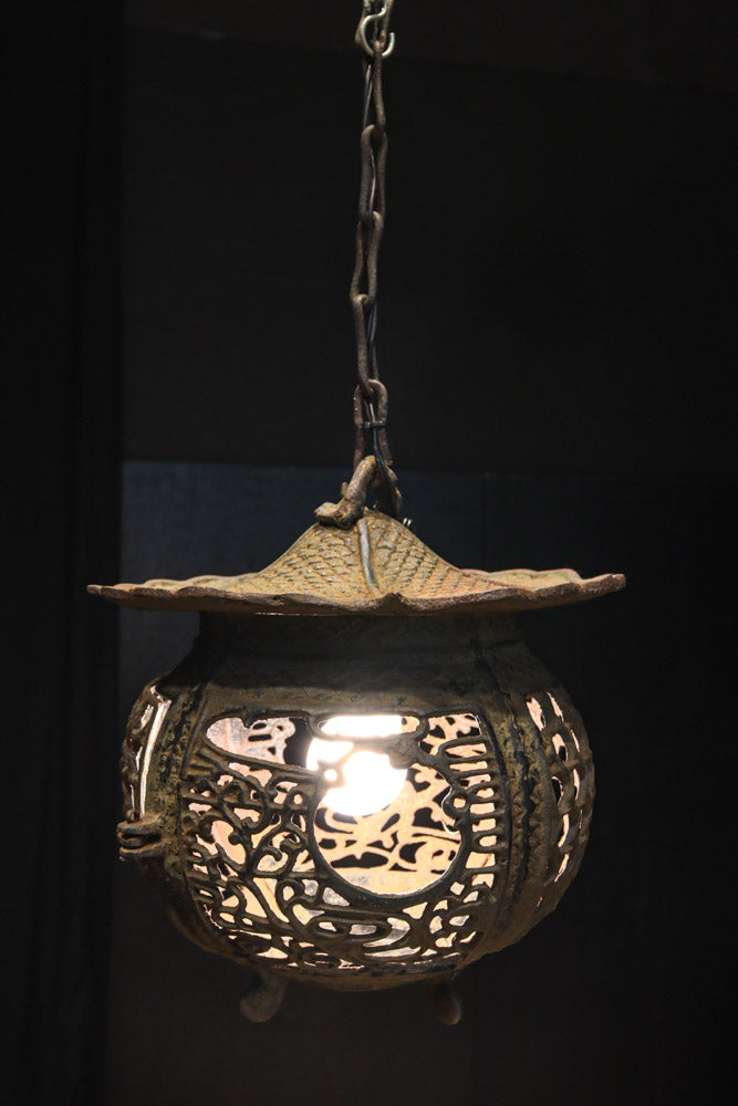 月蔓の透かし絵や青波海模様で風情ある球型吊り灯籠　DC8732