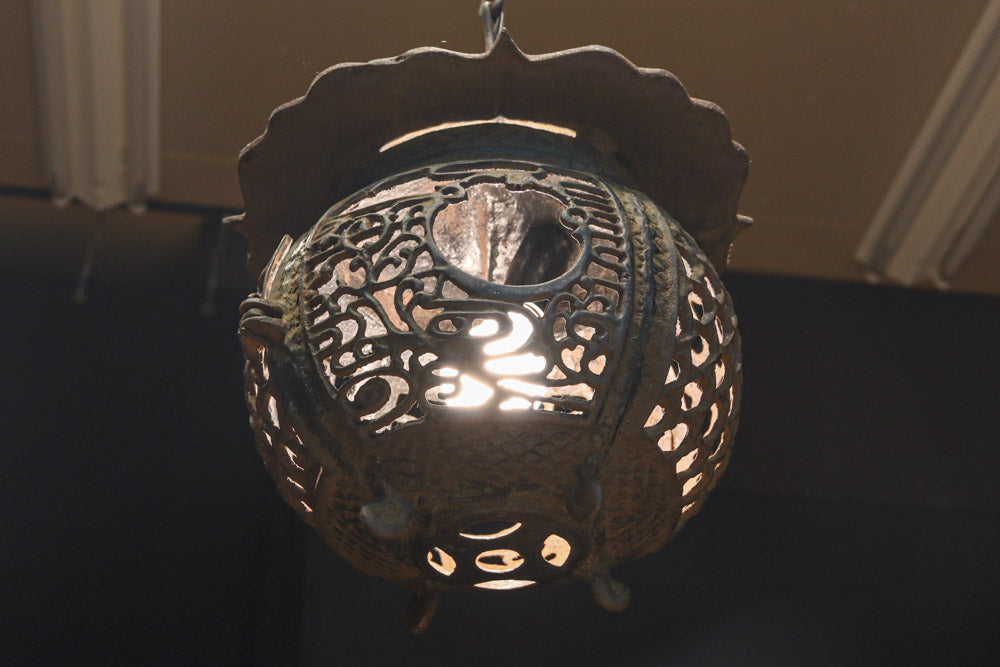 月蔓の透かし絵や青波海模様で風情ある球型吊り灯籠　DC8732