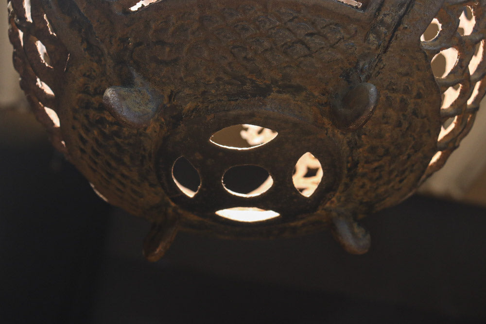 月蔓の透かし絵や青波海模様で風情ある球型吊り灯籠　DC8732