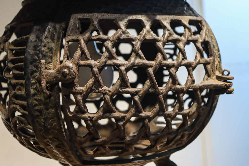 月蔓の透かし絵や青波海模様で風情ある球型吊り灯籠　DC8732