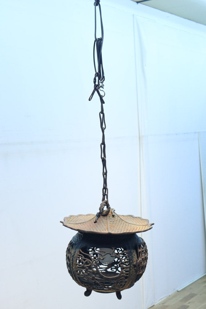 月蔓の透かし絵や青波海模様で風情ある球型吊り灯籠　DC8732