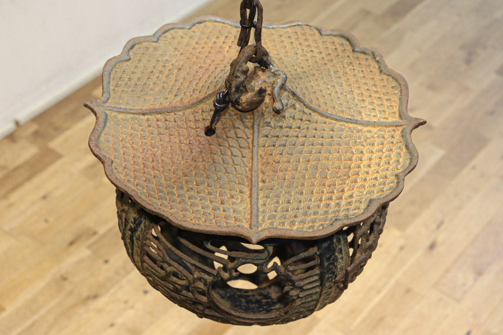 月蔓の透かし絵や青波海模様で風情ある球型吊り灯籠　DC8732