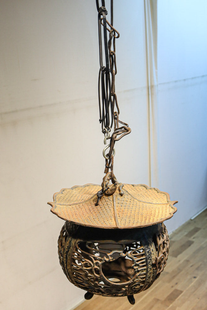 月蔓の透かし絵や青波海模様で風情ある球型吊り灯籠　DC8732