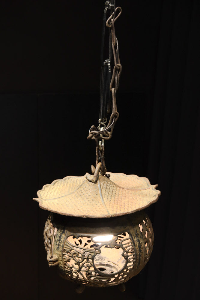 月蔓の透かし絵や青波海模様で風情ある球型吊り灯籠　DC8732