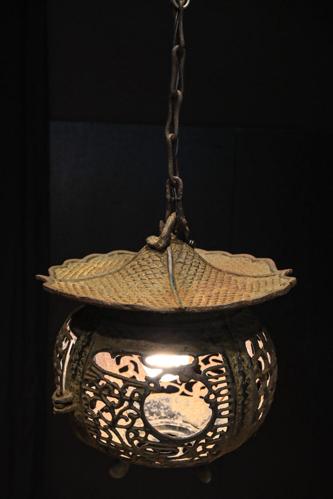 月蔓の透かし絵や青波海模様で風情ある球型吊り灯籠　DC8732