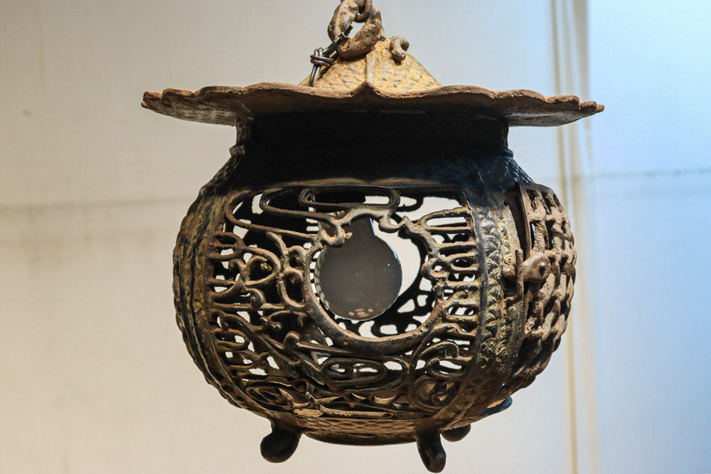 月蔓の透かし絵や青波海模様で風情ある球型吊り灯籠 DC8732 – 古福庵