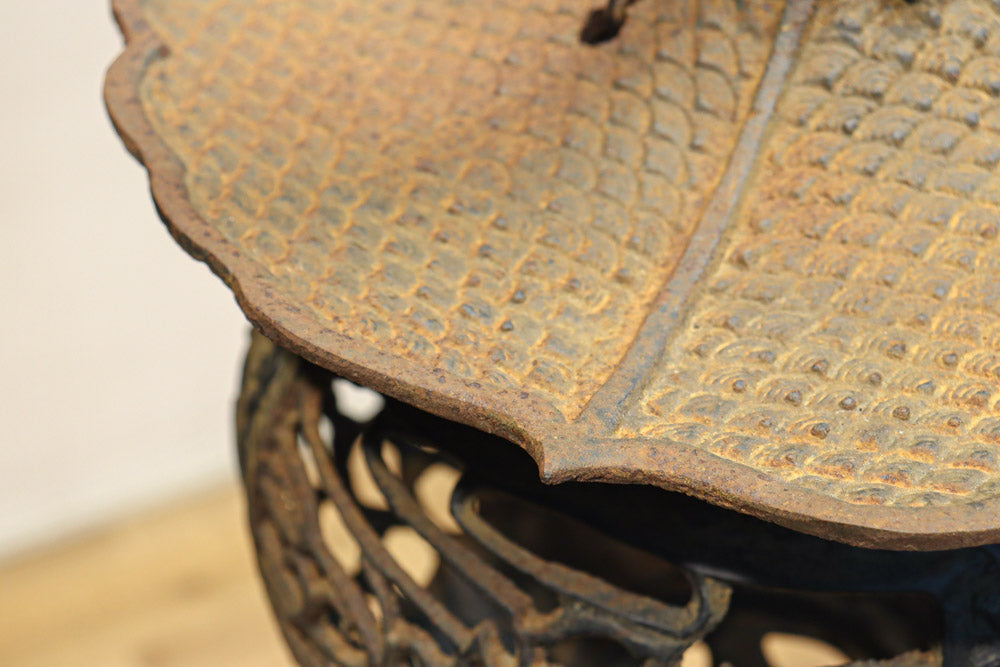 月蔓の透かし絵や青波海模様で風情ある球型吊り灯籠　DC8732