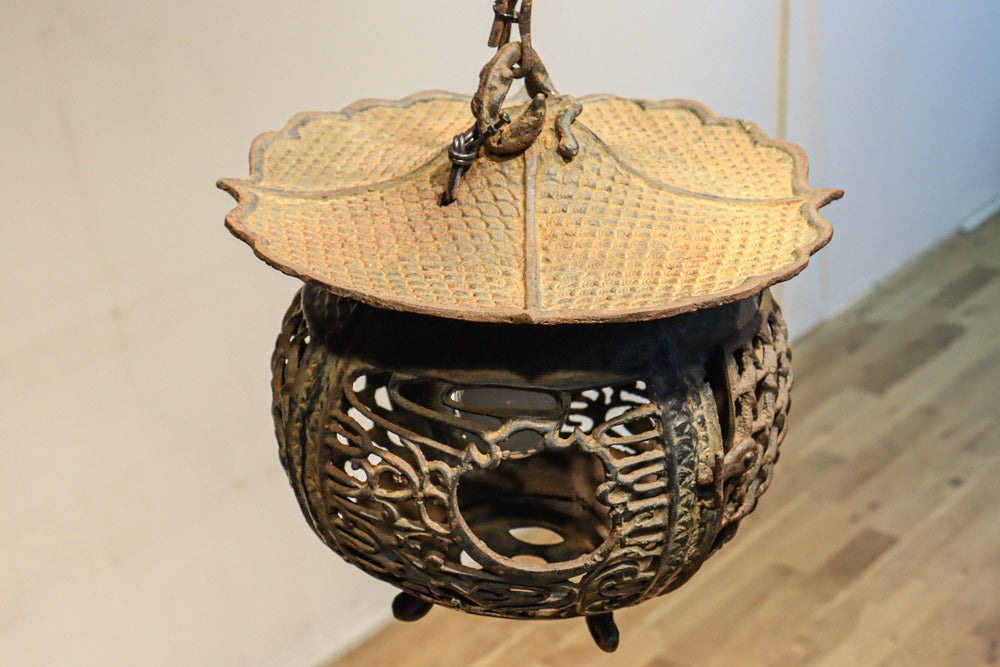 月蔓の透かし絵や青波海模様で風情ある球型吊り灯籠　DC8732