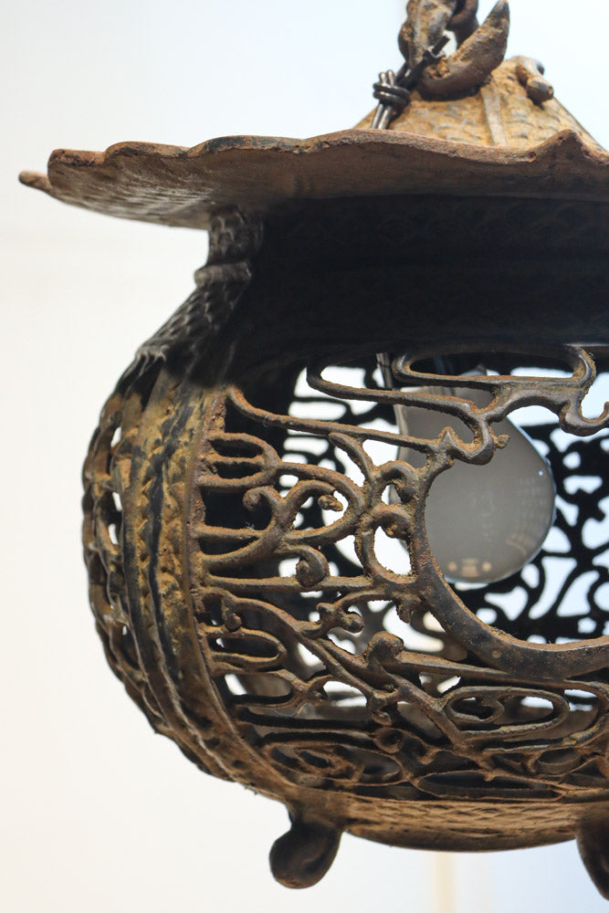 月蔓の透かし絵や青波海模様で風情ある球型吊り灯籠　DC8732