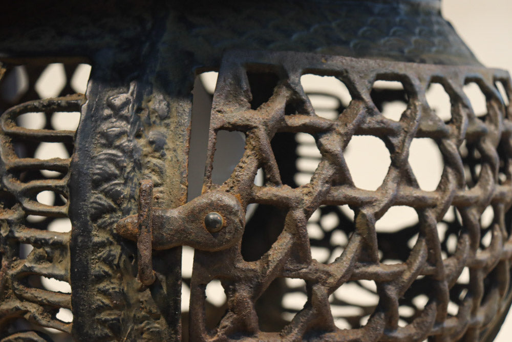 月蔓の透かし絵や青波海模様で風情ある球型吊り灯籠　DC8732