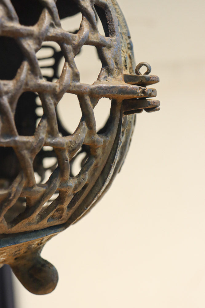 月蔓の透かし絵や青波海模様で風情ある球型吊り灯籠　DC8732