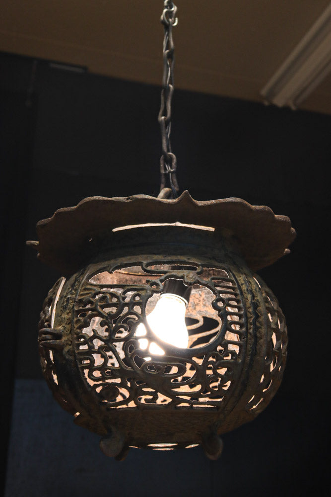 月蔓の透かし絵や青波海模様で風情ある球型吊り灯籠　DC8732