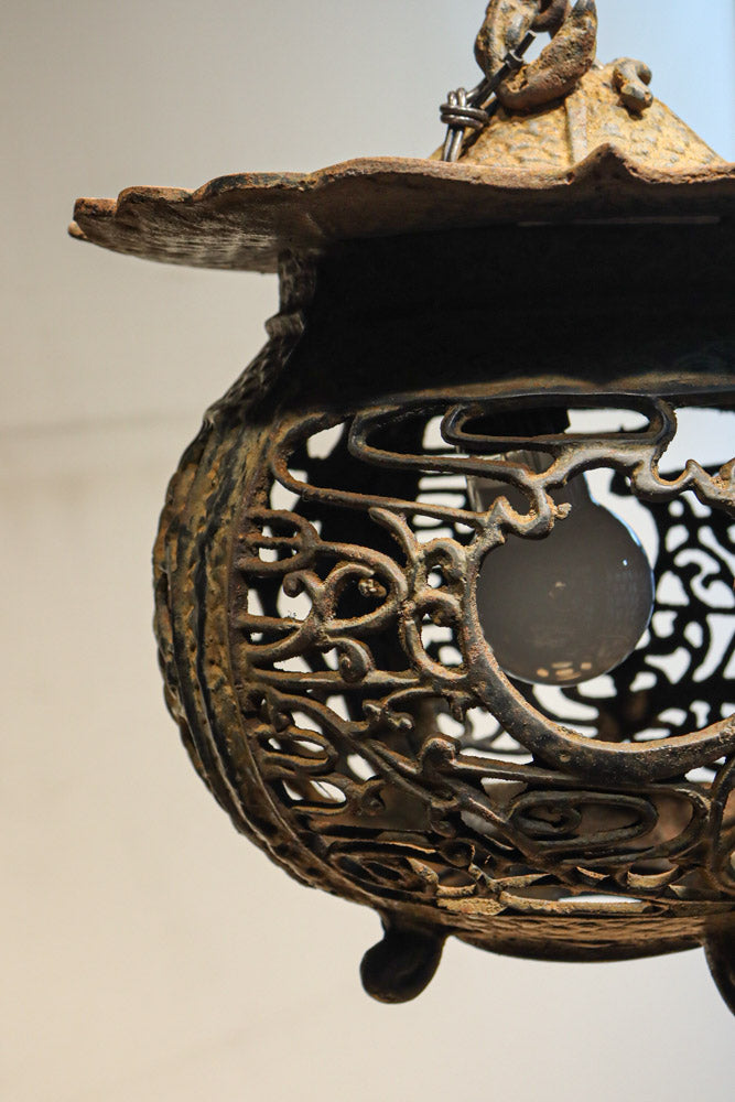 月蔓の透かし絵や青波海模様で風情ある球型吊り灯籠　DC8732