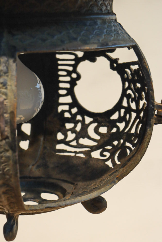 月蔓の透かし絵や青波海模様で風情ある球型吊り灯籠　DC8732