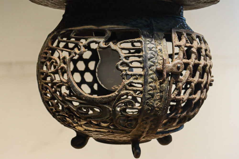 月蔓の透かし絵や青波海模様で風情ある球型吊り灯籠　DC8732