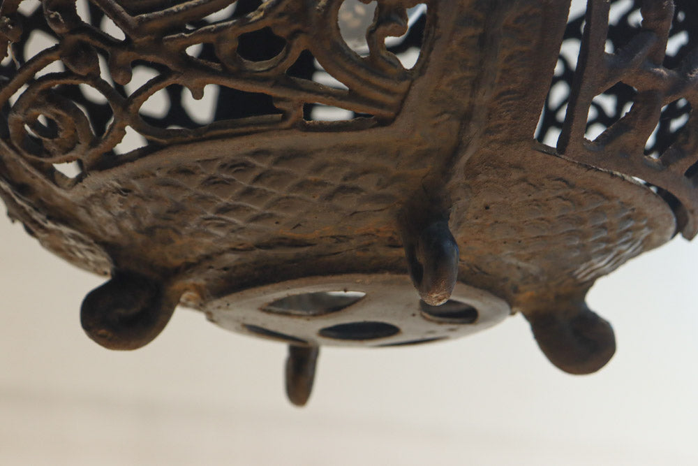 月蔓の透かし絵や青波海模様で風情ある球型吊り灯籠　DC8732