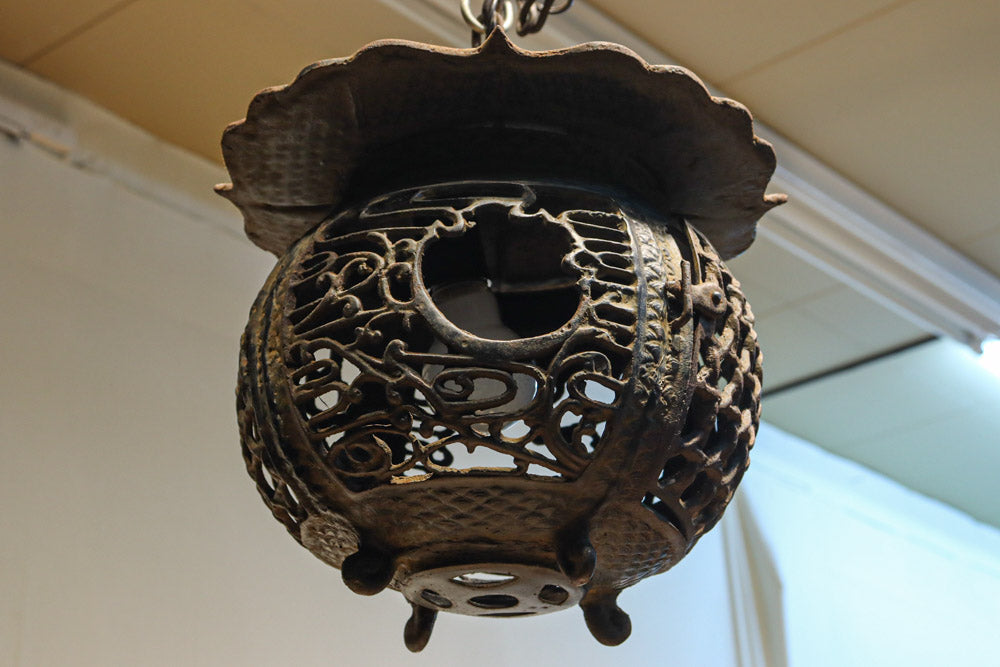 月蔓の透かし絵や青波海模様で風情ある球型吊り灯籠　DC8732