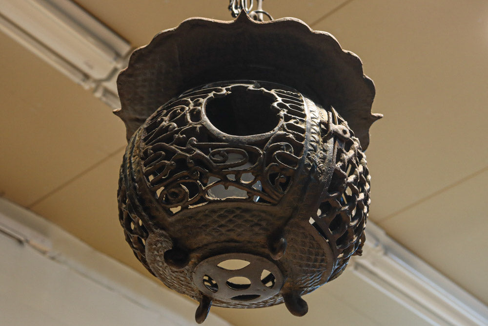 月蔓の透かし絵や青波海模様で風情ある球型吊り灯籠　DC8732