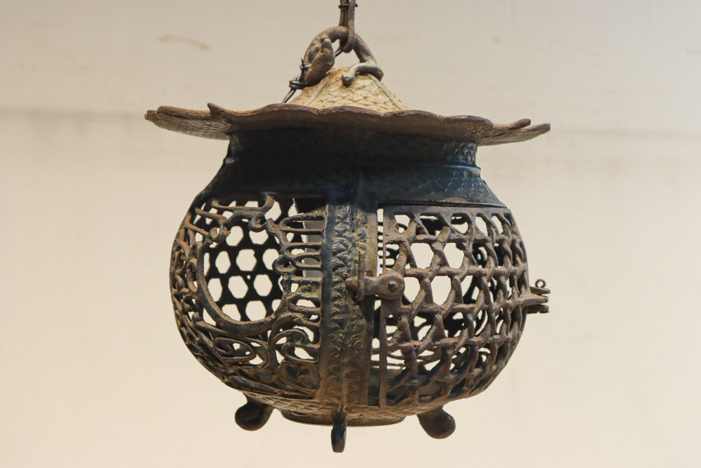 月蔓の透かし絵や青波海模様で風情ある球型吊り灯籠　DC8732