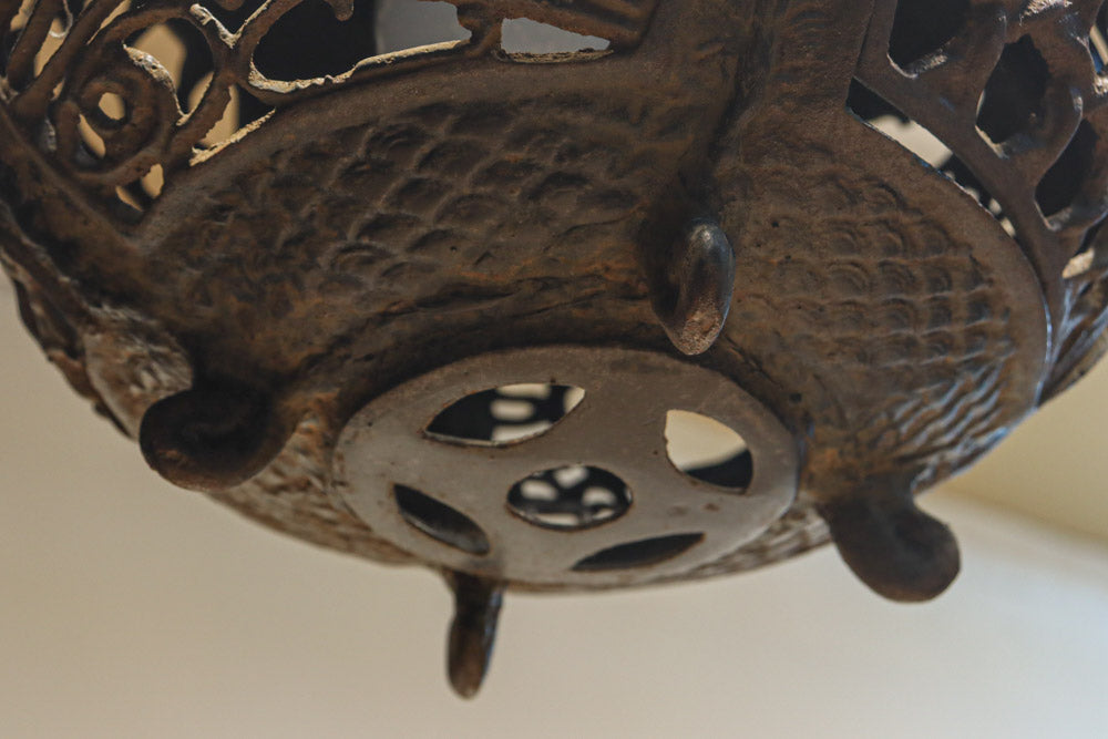 月蔓の透かし絵や青波海模様で風情ある球型吊り灯籠　DC8732