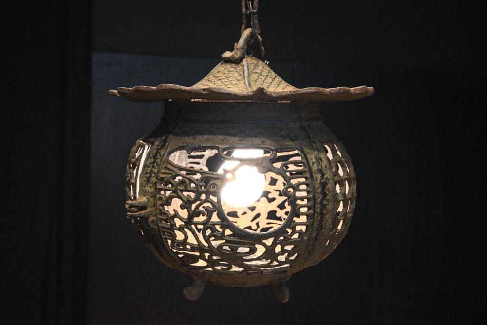 月蔓の透かし絵や青波海模様で風情ある球型吊り灯籠　DC8732