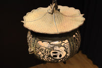 月蔓の透かし絵や青波海模様で風情ある球型吊り灯籠　DC8732