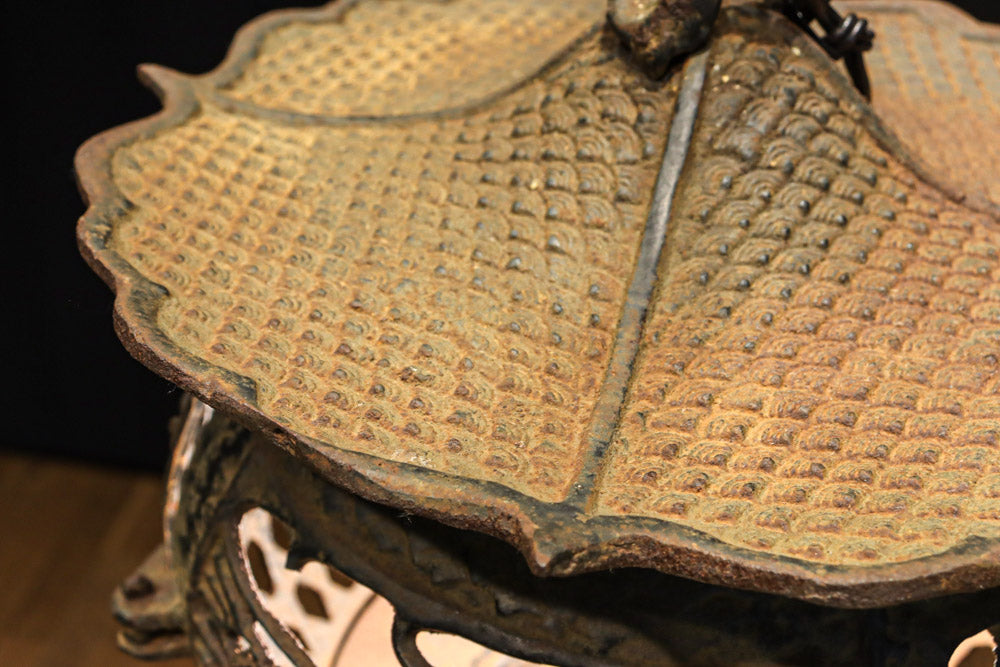 月蔓の透かし絵や青波海模様で風情ある球型吊り灯籠　DC8732