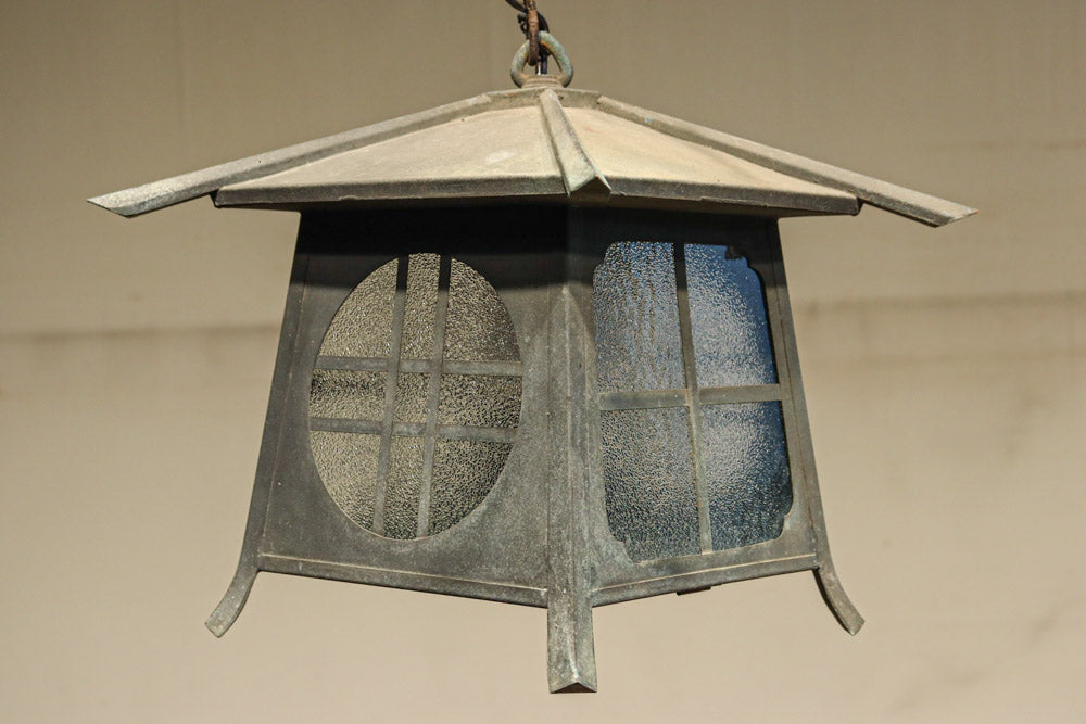 「母」 銅製 唐草透かし 毛彫 内硝子張 四方形 吊灯籠 置灯籠 （D） ダイヤガラス窓で煌びやかな角型吊り灯籠 DC8735 – 古福庵 [ KOFUKUAN