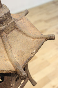 時代を重ねた鉄の風合いが魅力の六角屋根の吊り灯籠　DC8736