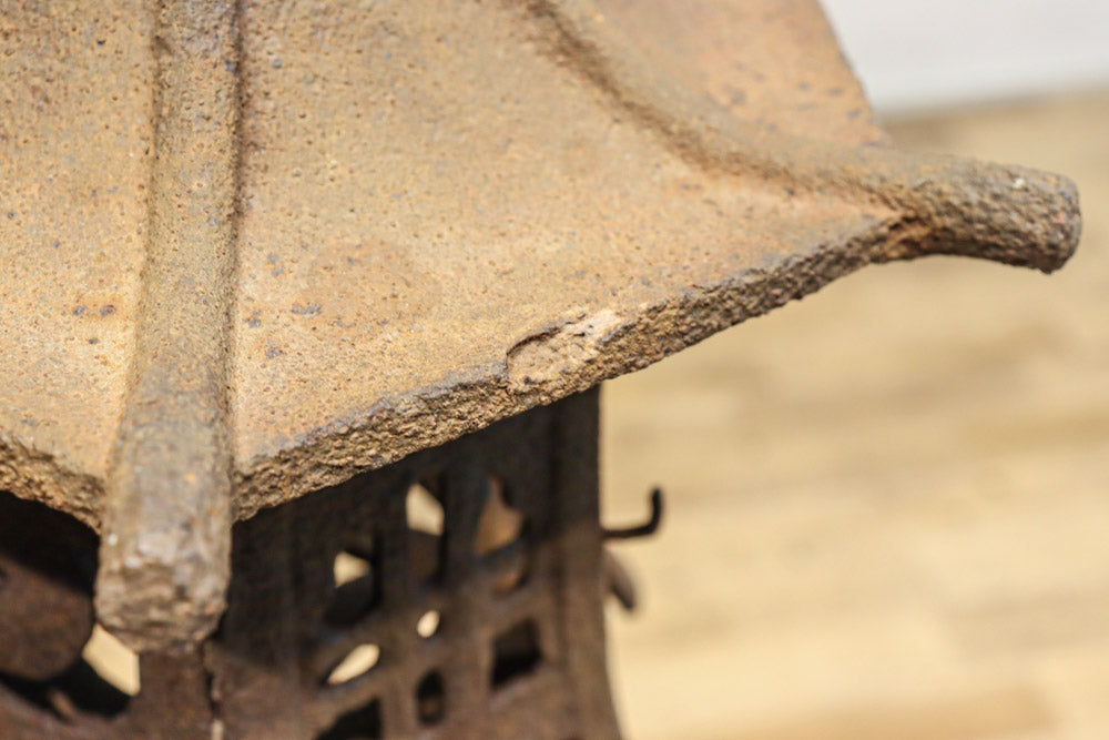 時代を重ねた鉄の風合いが魅力の六角屋根の吊り灯籠　DC8736