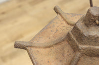 時代を重ねた鉄の風合いが魅力の六角屋根の吊り灯籠　DC8736