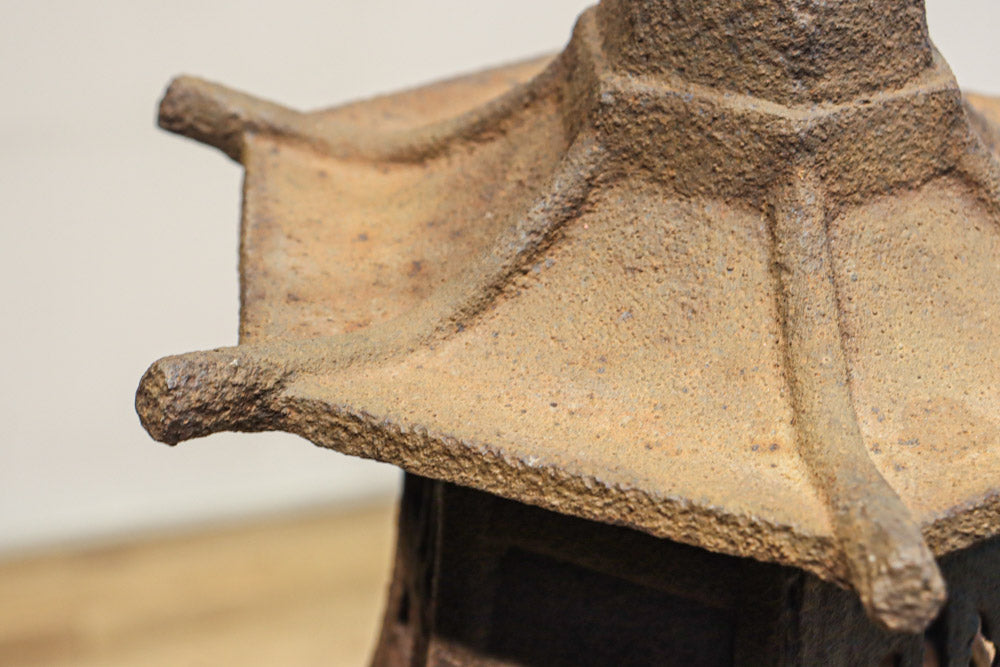 時代を重ねた鉄の風合いが魅力の六角屋根の吊り灯籠　DC8736