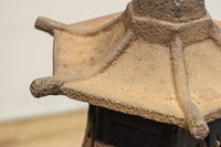 時代を重ねた鉄の風合いが魅力の六角屋根の吊り灯籠　DC8736