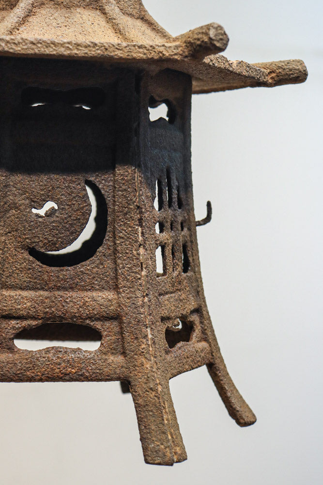 時代を重ねた鉄の風合いが魅力の六角屋根の吊り灯籠　DC8736