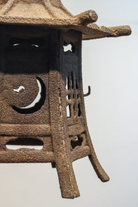 時代を重ねた鉄の風合いが魅力の六角屋根の吊り灯籠　DC8736