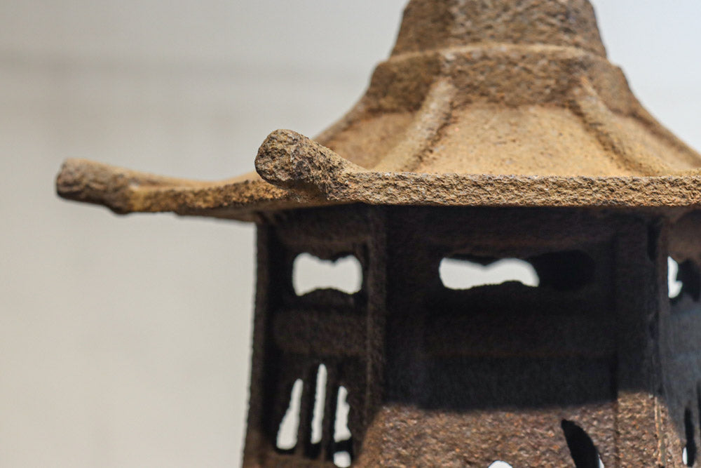 時代を重ねた鉄の風合いが魅力の六角屋根の吊り灯籠　DC8736