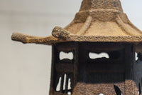 時代を重ねた鉄の風合いが魅力の六角屋根の吊り灯籠　DC8736