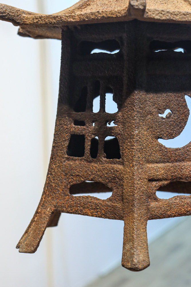 時代を重ねた鉄の風合いが魅力の六角屋根の吊り灯籠　DC8736