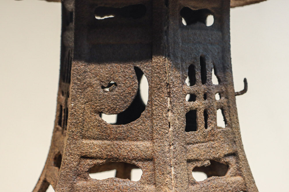 時代を重ねた鉄の風合いが魅力の六角屋根の吊り灯籠　DC8736