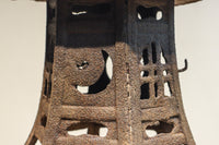 時代を重ねた鉄の風合いが魅力の六角屋根の吊り灯籠　DC8736