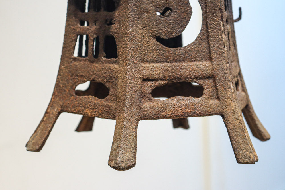 時代を重ねた鉄の風合いが魅力の六角屋根の吊り灯籠　DC8736