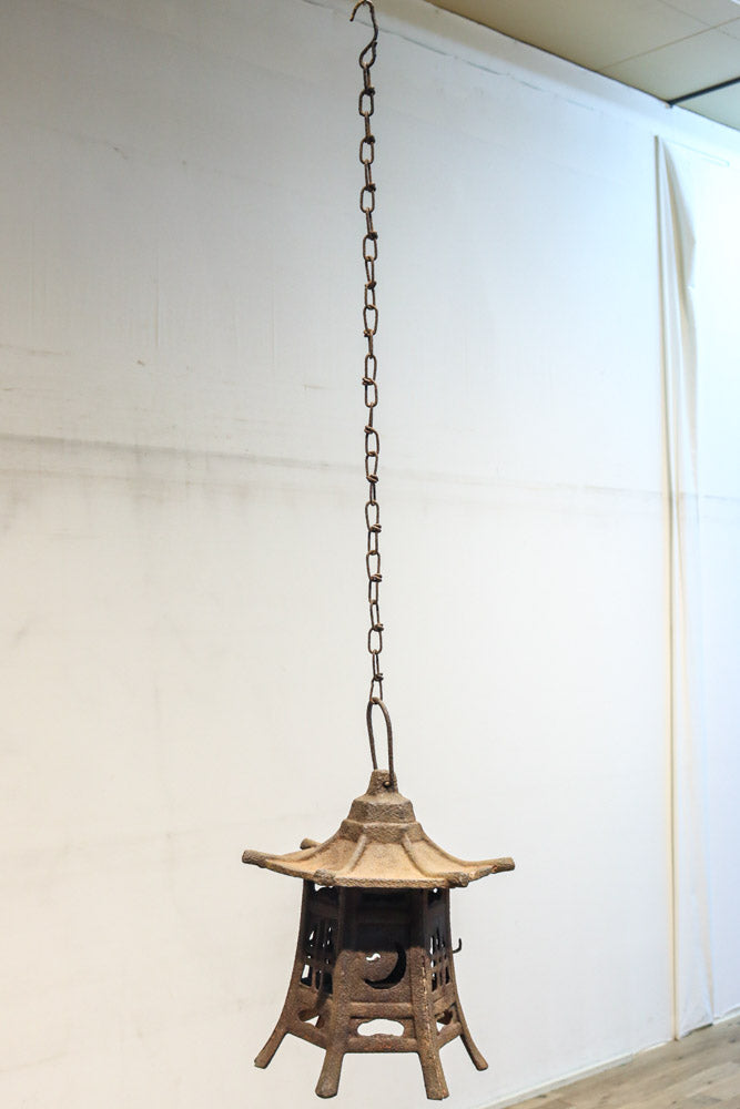 時代を重ねた鉄の風合いが魅力の六角屋根の吊り灯籠　DC8736