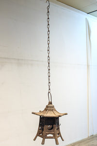 時代を重ねた鉄の風合いが魅力の六角屋根の吊り灯籠　DC8736