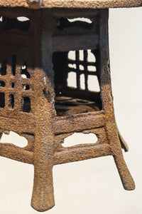 時代を重ねた鉄の風合いが魅力の六角屋根の吊り灯籠　DC8736