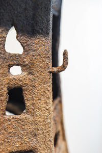 時代を重ねた鉄の風合いが魅力の六角屋根の吊り灯籠　DC8736