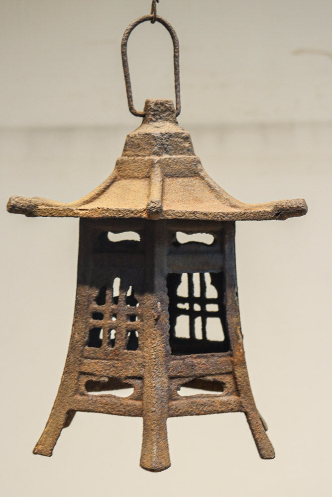 時代を重ねた鉄の風合いが魅力の六角屋根の吊り灯籠　DC8736