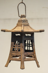 時代を重ねた鉄の風合いが魅力の六角屋根の吊り灯籠　DC8736