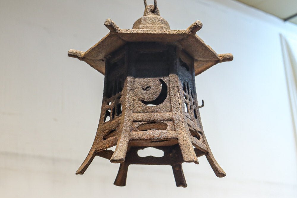 時代を重ねた鉄の風合いが魅力の六角屋根の吊り灯籠　DC8736