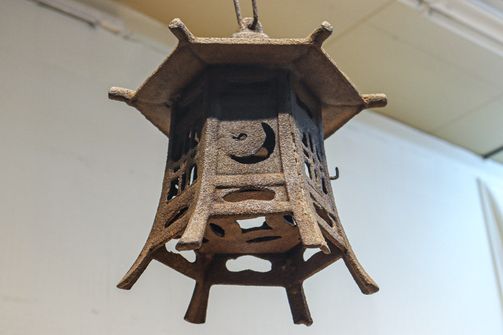 時代を重ねた鉄の風合いが魅力の六角屋根の吊り灯籠　DC8736