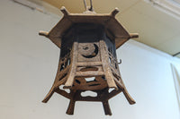 時代を重ねた鉄の風合いが魅力の六角屋根の吊り灯籠　DC8736